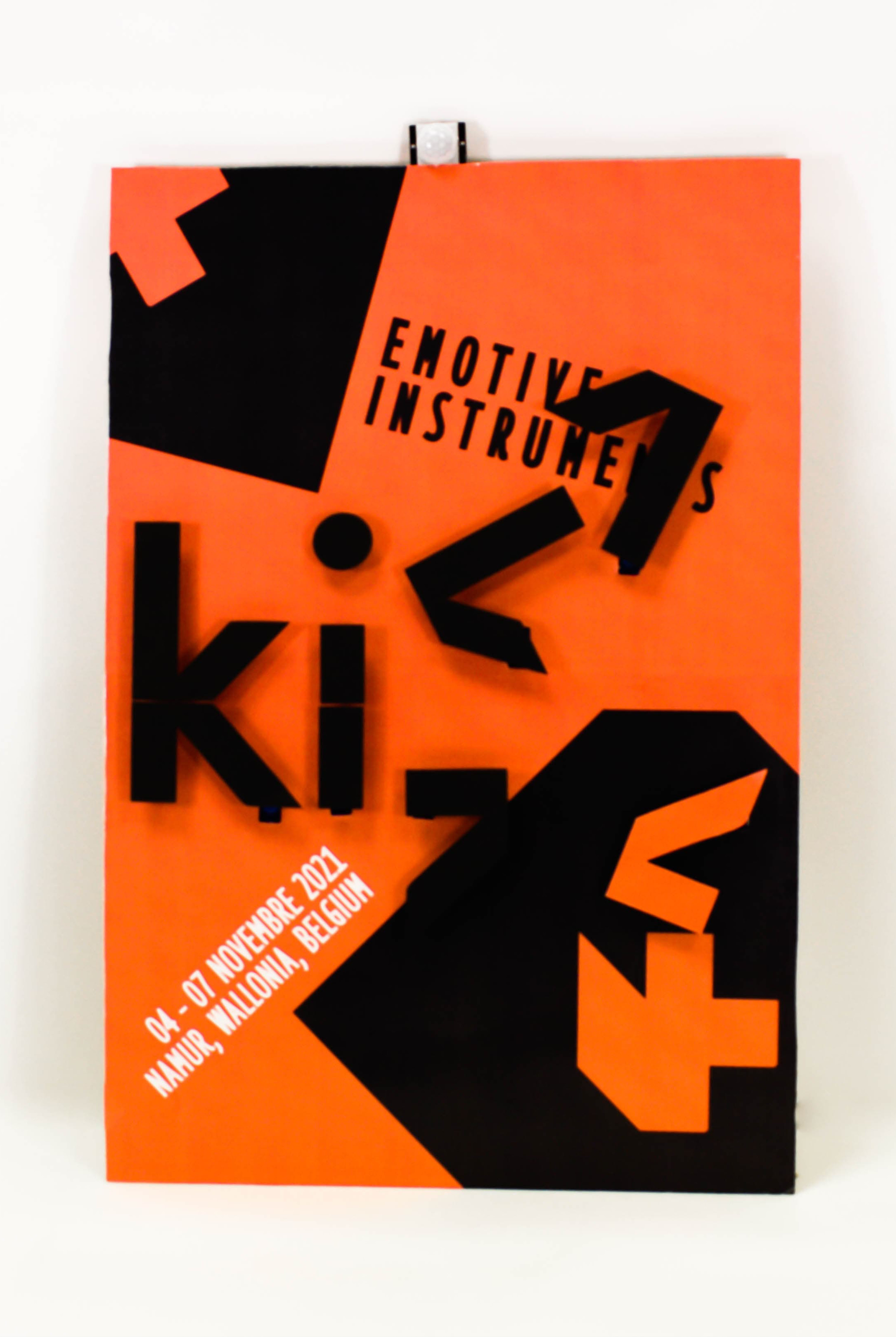 Affiche réagissant à la distance