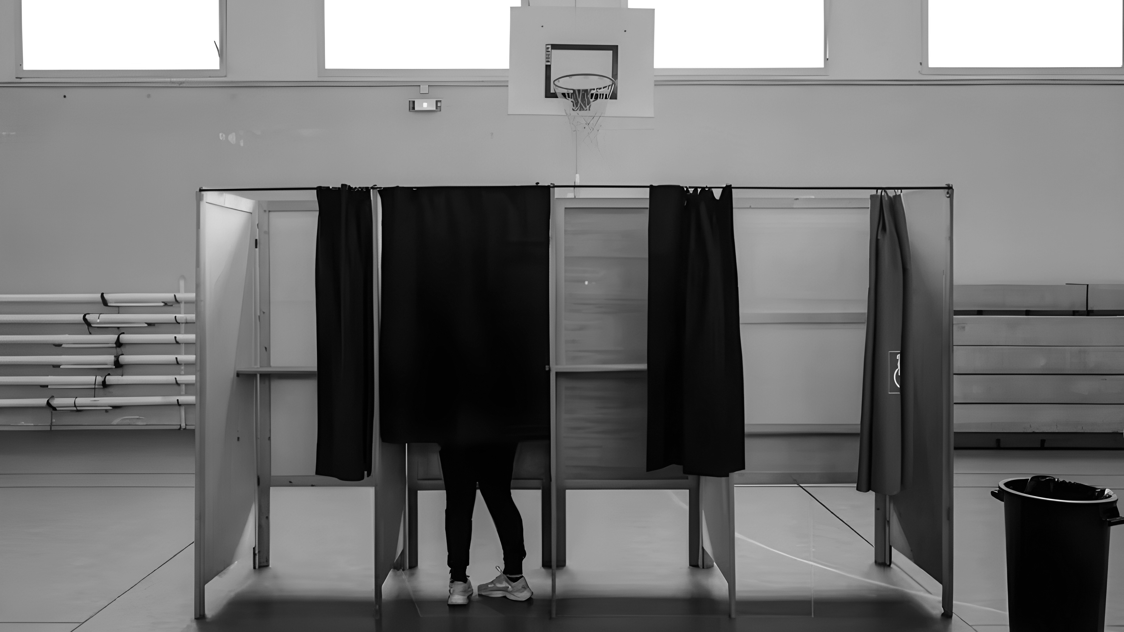 Olivier Chassignole, « Isoloir dans un gymnase à Lyon », AFP, 24 avril 2022.