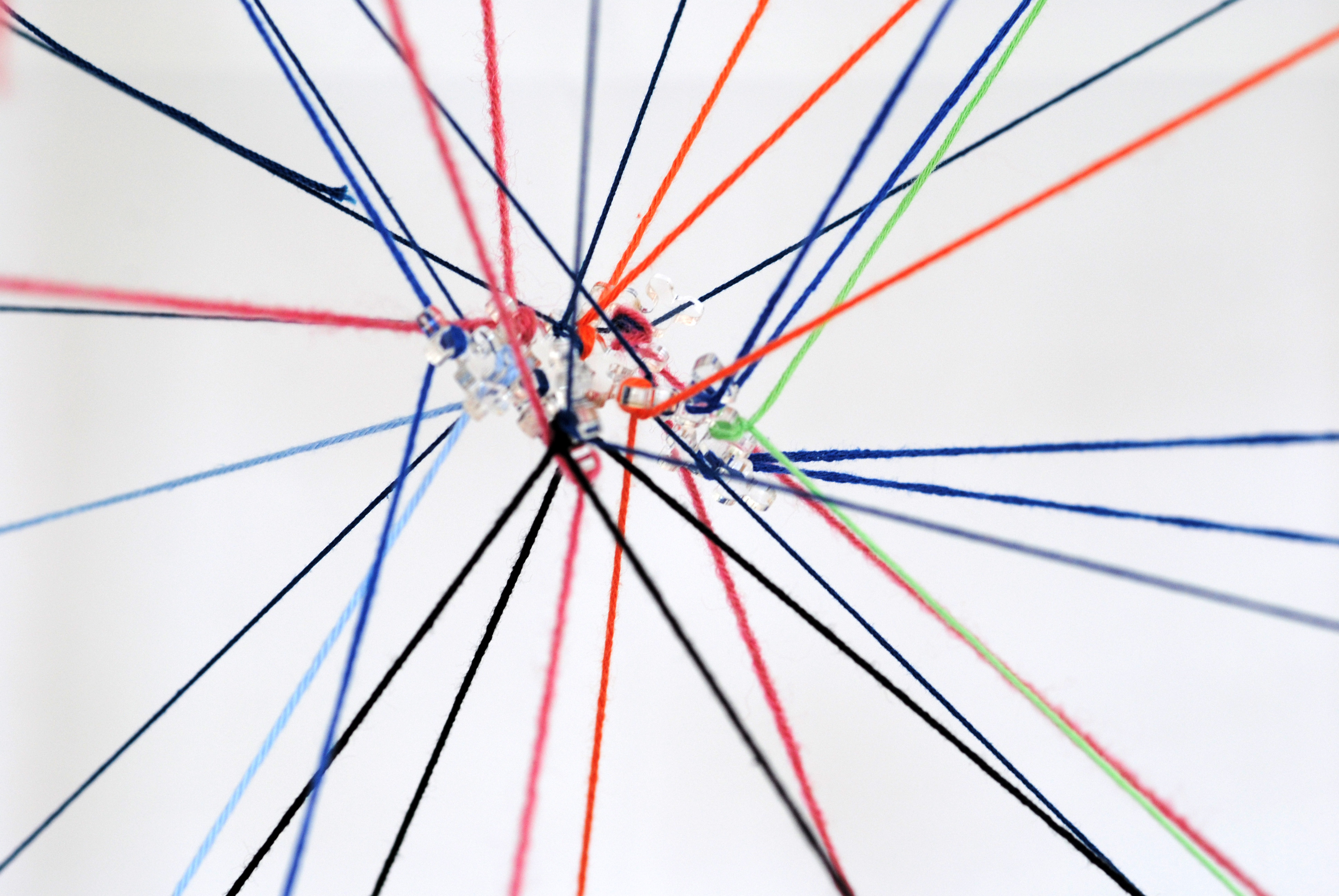 <em>Formalisation de la mise à distance des individus atomistes</em>