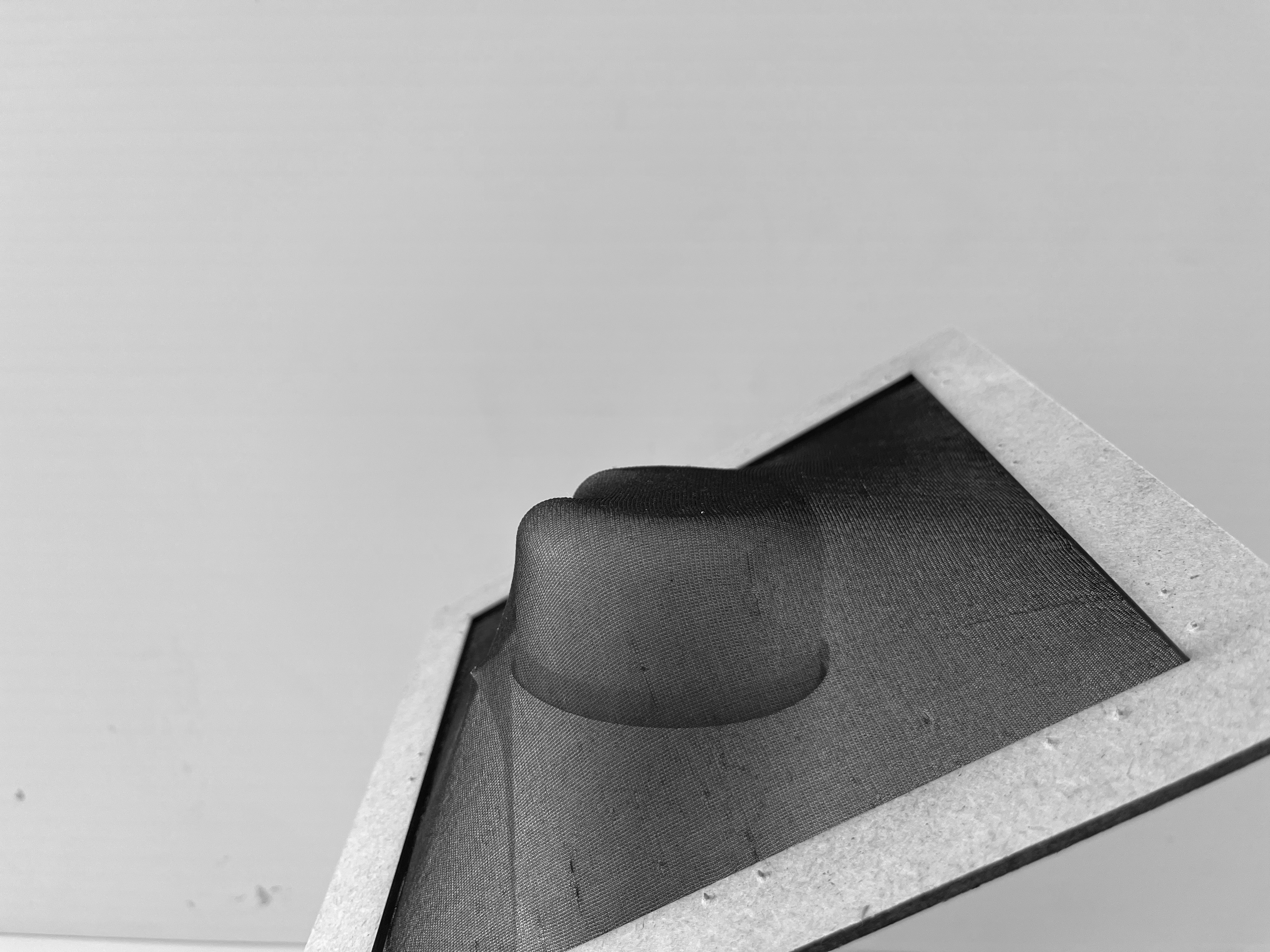 <em>Aperçu essais sur la tension de la peau</em>