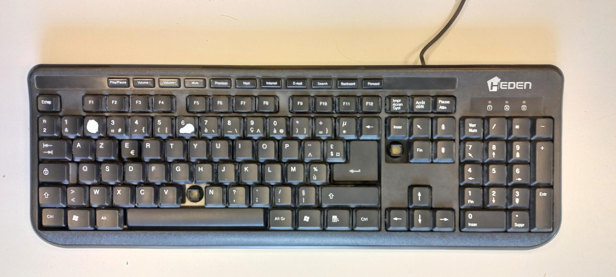 Clavier usé, récupéré auprès d'un usager pour le donner à tester à Axel pendant une semaine.