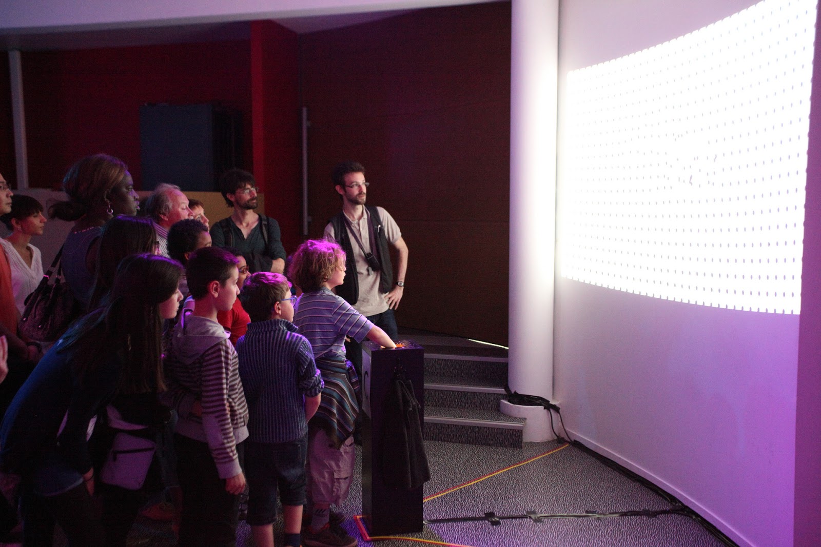 Interagir avec de l'eau. Residence au Planétarium de Vaulx-en-Velin. Test des dispositifs auprès des publics.