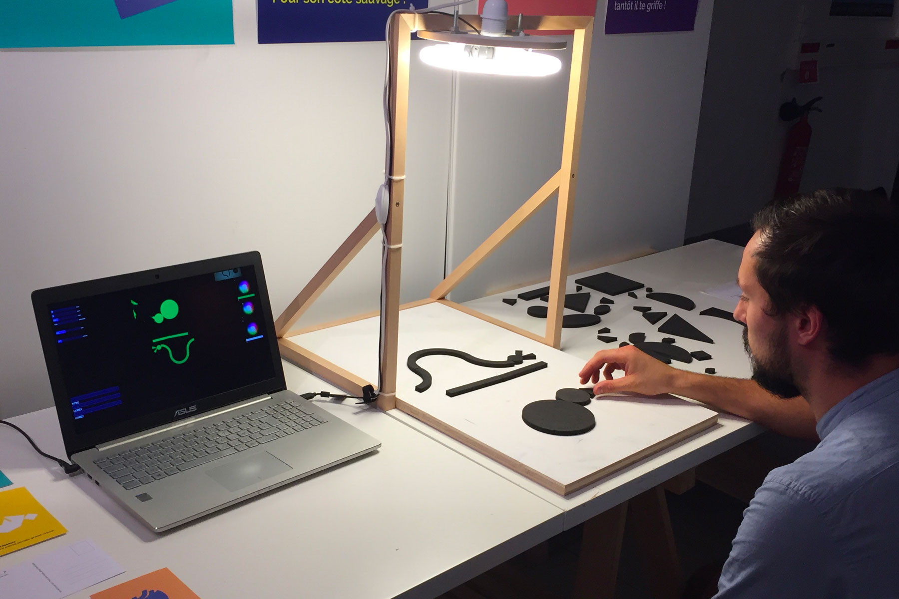 Dispositif participatif de création d'affiches par la manipulation d'objets physiques, Morgane B., 2017