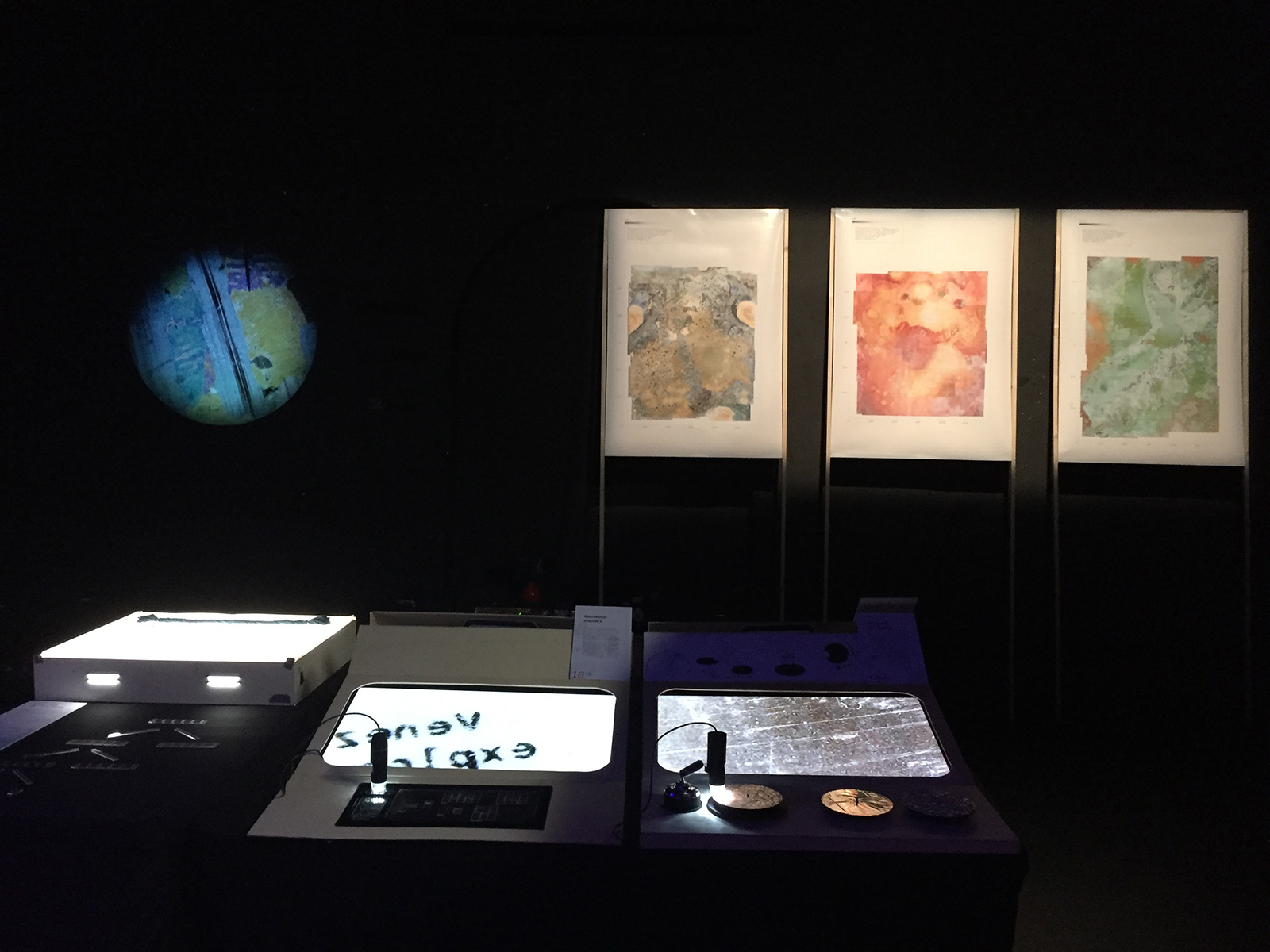 Exposition des projets de DSAA sur la thématique de l'infravisible au Mirage Festival à Lyon, 2020. Workshop avec Joël Chevrier, professeur de physique et responsable d’un programme de maîtrise en nanotechnologie et nanoscience.