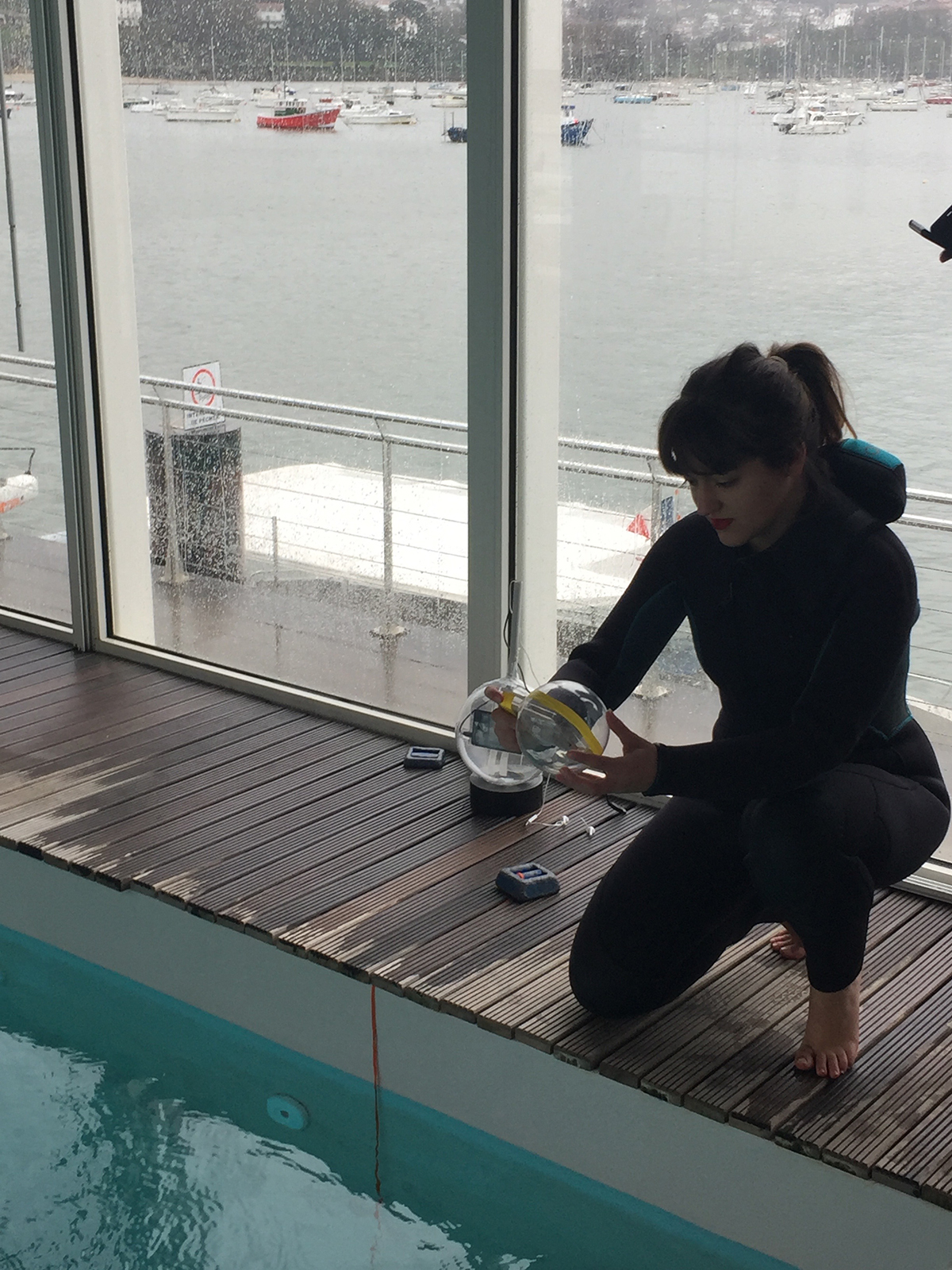 Test d'un prototype dans la piscine de Décathlon à Hendaye.