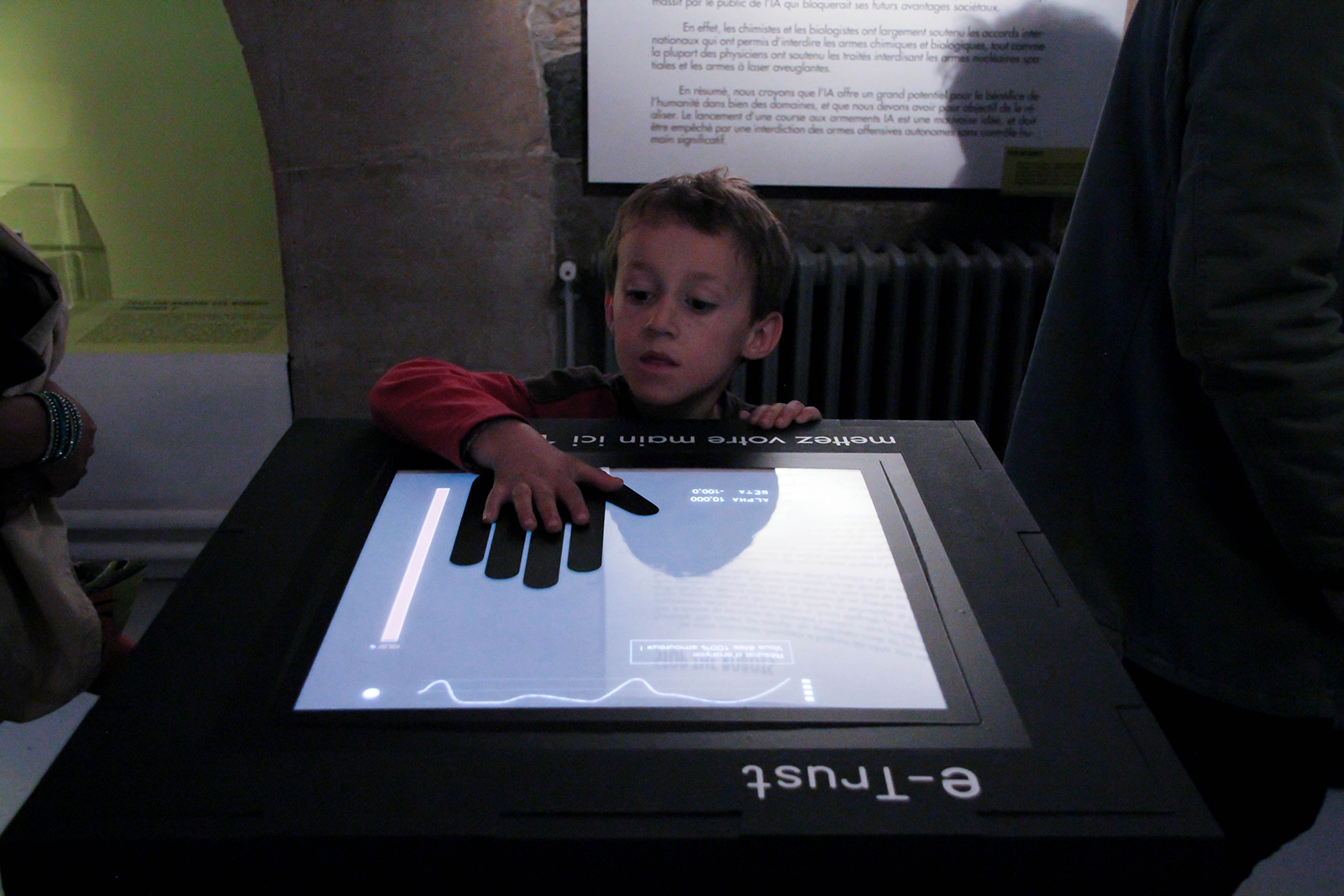 Conception d'installations dans le cadre de l'exposition « Monstru'Eux, vous trouvez ça normal ? » organisée par le<strong> </strong>Muséum d'histoire naturelle de Grenoble et La Casemate.
