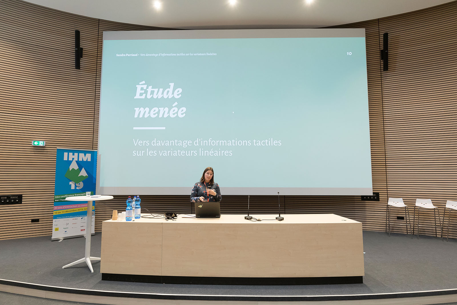 Présentation de l'article <em>Vers davantage d'information tactile sur les variateurs linéaires</em> par Sandra P., à la conférence IHM'19, Grenoble.
